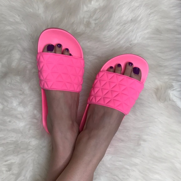 🆕 Rylie Neon Pink Quilted Slide - Picture 4 of 8